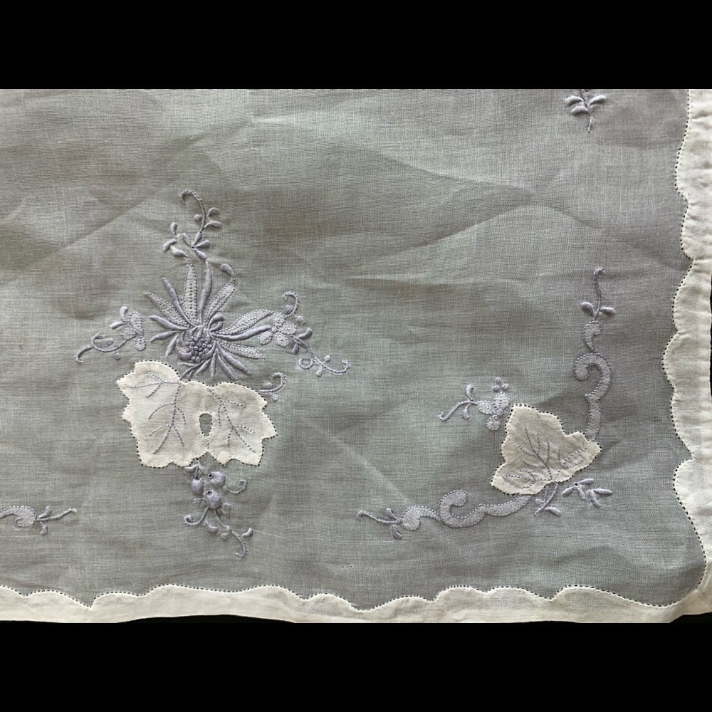 White Floral Embroidered Table Linens Set - Picture 5 of 6